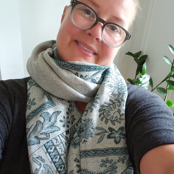 Beautiful Reversable Scarf - Picture 1 of 5